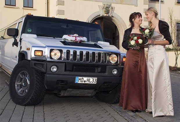 Sốc: Nữ cầu thủ kết hôn với… bạn gái